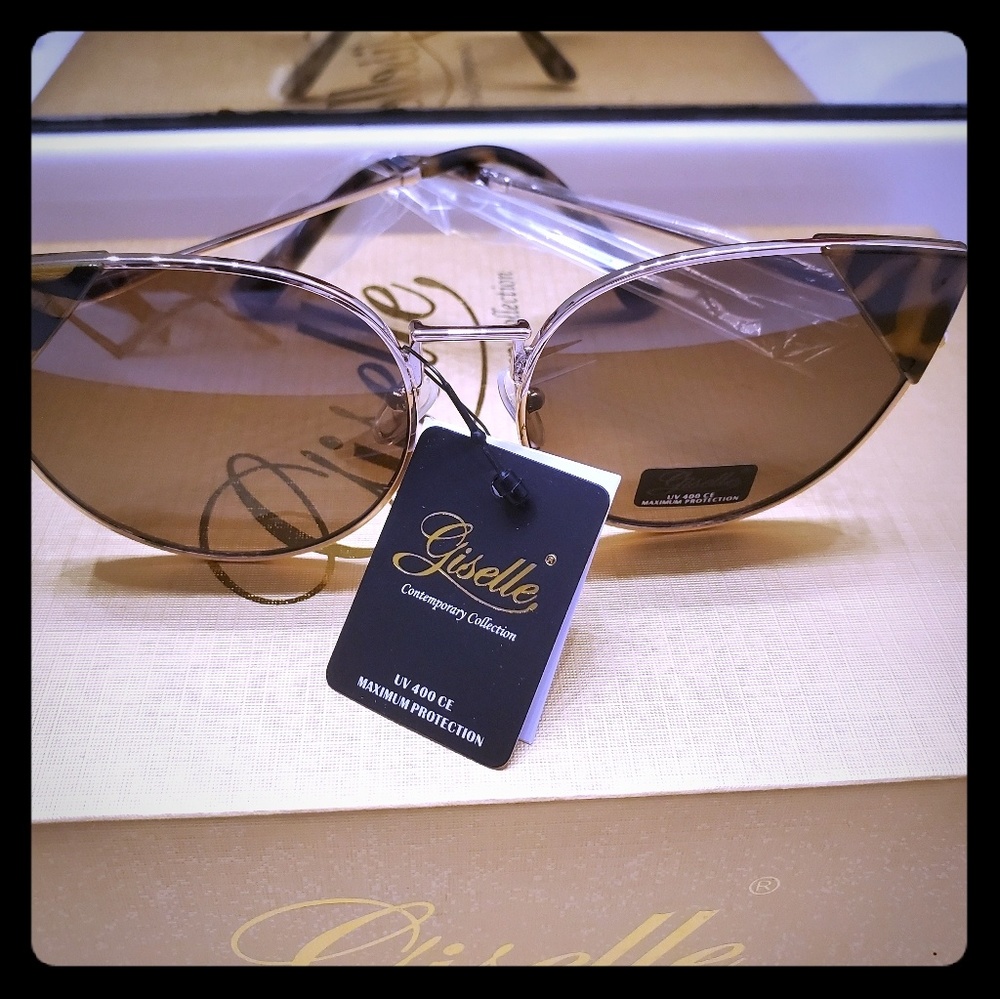 Cute tortoiseshell cat eyes